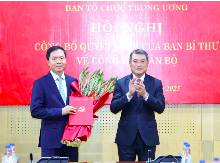 Ông Lê Minh Hưng, Ủy viên Bộ Chính trị, Bí thư Trung ương Đảng, Trưởng Ban Tổ chức Trung ương trao Quyết định của Ban Bí thư cho ông Trịnh Mạnh Linh. Ảnh: TTXVN Ông Lê Minh Hưng, Ủy viên Bộ Chính trị, Bí thư Trung ương Đảng, Trưởng Ban Tổ chức Trung ương trao Quyết định của Ban Bí thư cho ông Trịnh Mạnh Linh. Ảnh: TTXVN