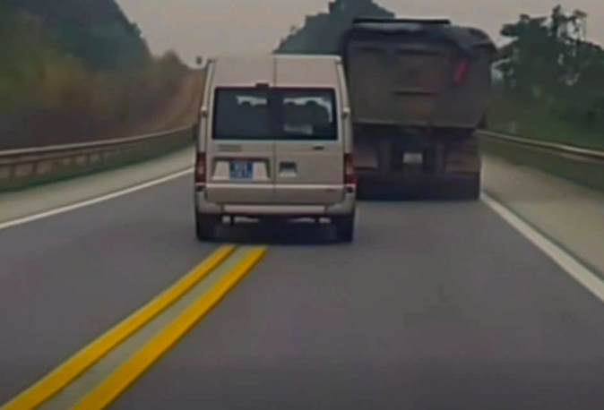 Hình ảnh chiếc ô tô biển xanh có hành vi vượt ẩu, đi sang làn đường ngược chiều trên cao tốc (Ảnh: Cắt từ clip).