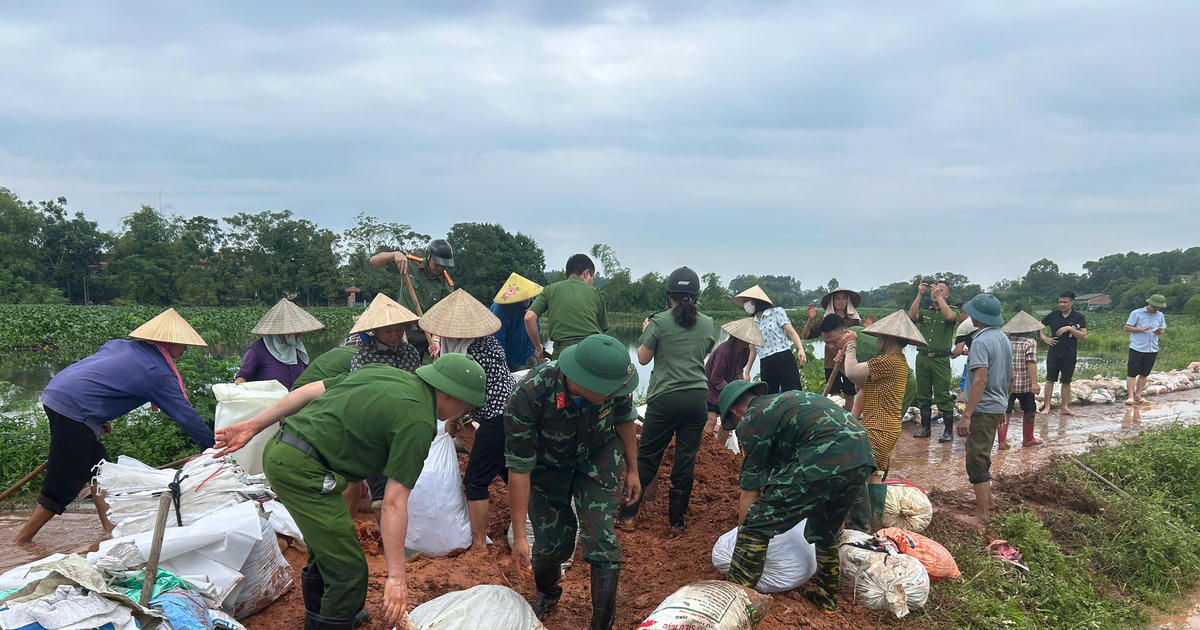 Ban CHQS xã Phúc Hoà, tỉnh Bắc Ninh hỗ trợ người dân ứng phó mưa lũ
