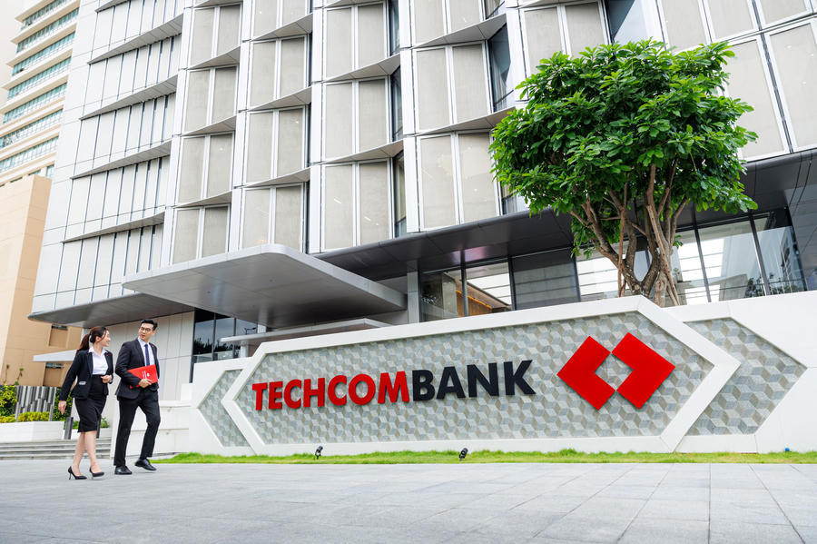 Techcombank (TCB) được Fitch Ratings nâng hạng tín nhiệm lên BB- lợi nhuận 9 tháng tiến sát 22.800 tỷ đồng