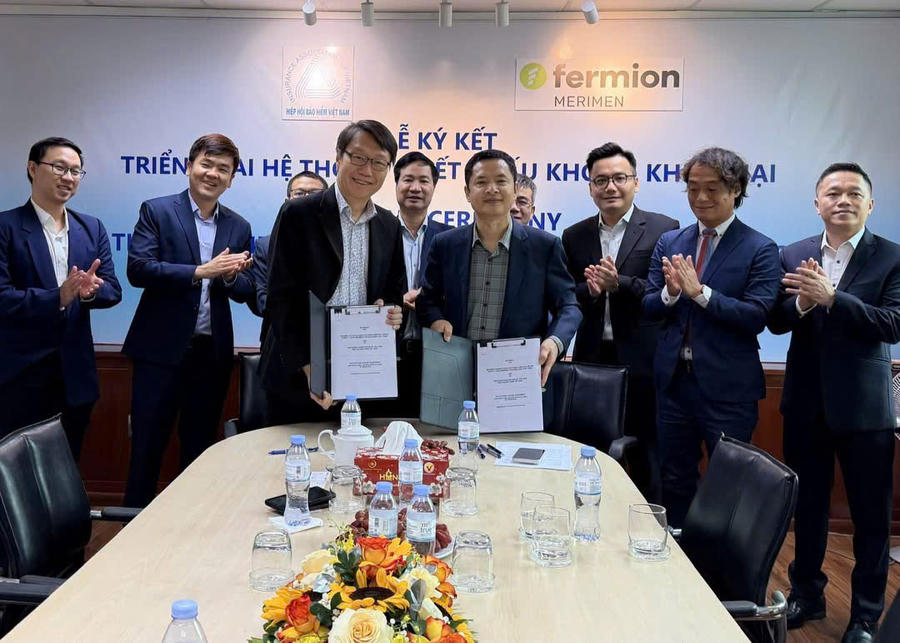 Ông Phạm Ngọc Sơn - Tổng Thư ký Hiệp hội Bảo hiểm Việt Nam, và Tổng Giám đốc Tập đoàn Merimen thực hiện nghi thức ký thỏa thuận mức độ dịch vụ (SLA) triển khai hệ thống NCD. Ảnh: Hoàng Duy