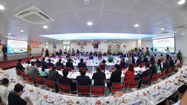 Doanh nghiệp và đại diện cả hai địa phương cùng trao đổi trong chương trình làm việc