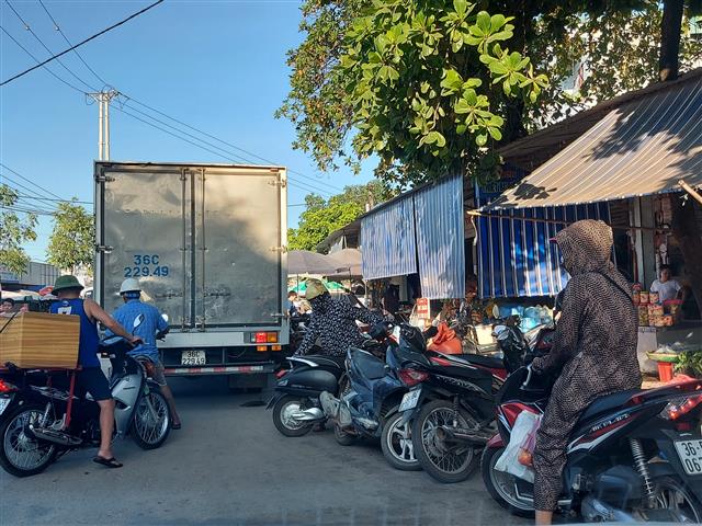 Tái diễn tình trạng lấn chiếm vỉa hè “làm chợ” ở Bỉm Sơn -0