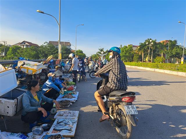 Tái diễn tình trạng lấn chiếm vỉa hè “làm chợ” ở Bỉm Sơn -0
