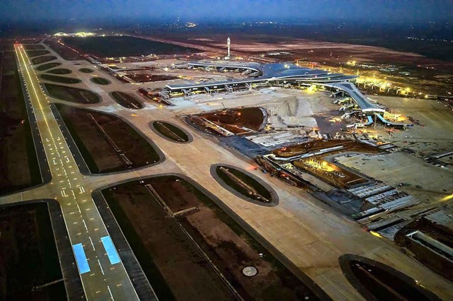 Ho&agrave;n tất kiểm tra đường lăn, s&acirc;n đỗ trước ng&agrave;y đ&oacute;n chuyến bay đầu ti&ecirc;n.