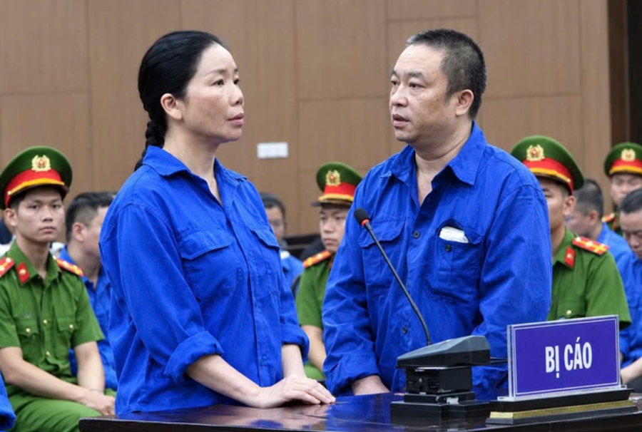 Bị cáo Trần Văn Trường và bị cáo Nguyễn Thị Mai Anh tại phiên tòa - Ảnh: TAND thành phố Hà Nội