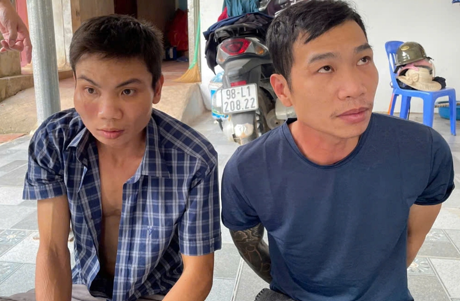 Hai trong số 4 đối tượng trộm chó, dùng dao chém người để tẩu thoát (Ảnh: Công an Hưng Yên).