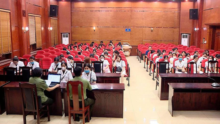 Cơ quan Công an làm việc với các đối tượng. Ảnh: CA Hà Nội.