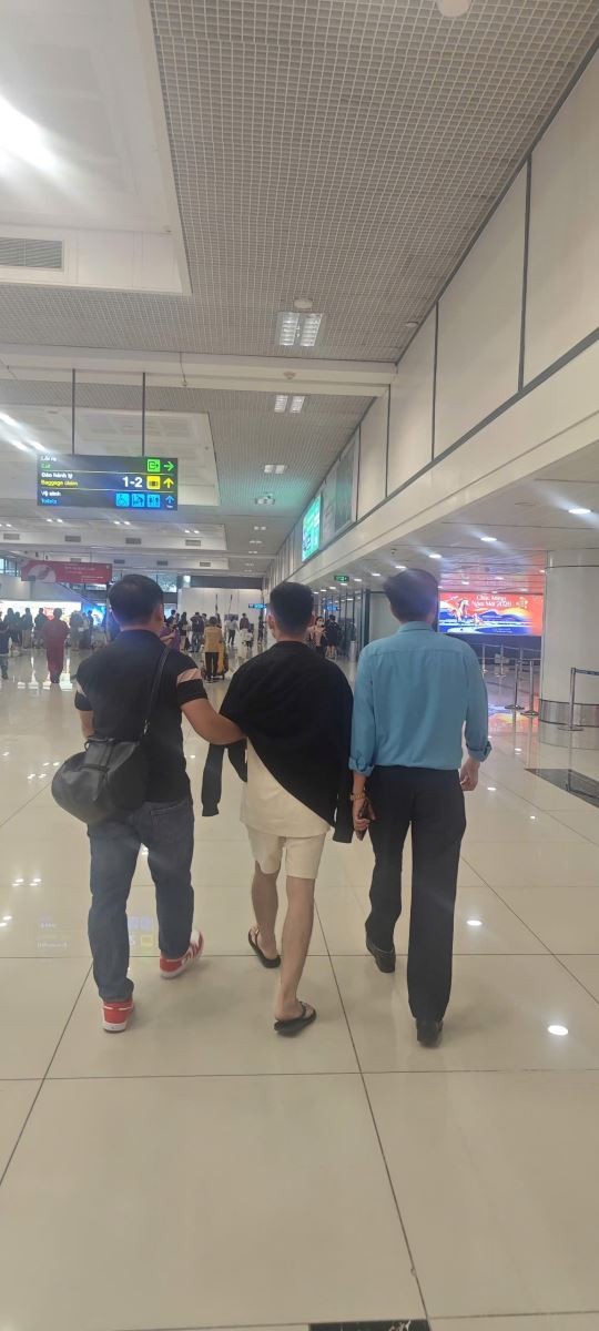 Bắt giữ đối tượng truy nã nguy hiểm lẩn trốn tại Thành phố Hồ Chí Minh Bắt giữ đối tượng truy nã nguy hiểm lẩn trốn tại Thành phố Hồ Chí Minh