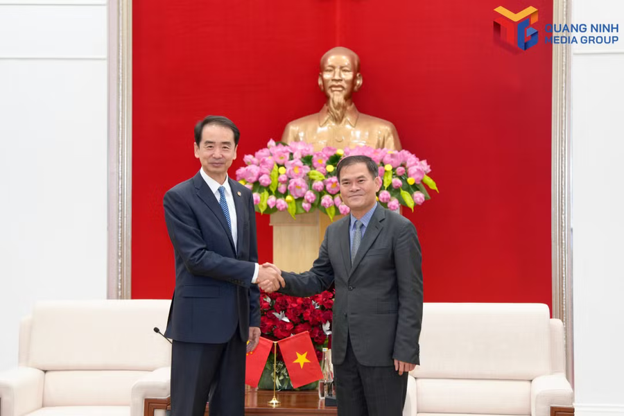 Chủ tịch UBND thành phố Bùi Văn Khắng đề nghị Đại sứ Hà Vĩ tiếp tục là cầu nối hỗ trợ kết nối các địa phương, doanh nghiệp hai bên, đẩy mạnh các quan hệ hợp tác. Ảnh: Báo Quảng Ninh