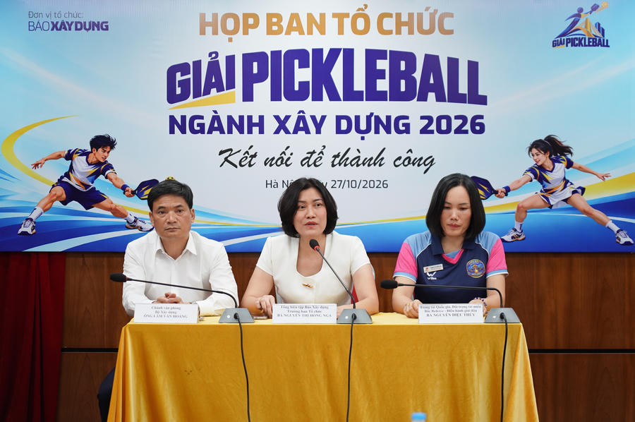 Đại diện lãnh đạo Văn phòng bộ Xây dựng, ban tổ chức giải cùng đại diện tổ trọng tài trả lời những câu hỏi của phóng viên trong buổi lễ công bố.