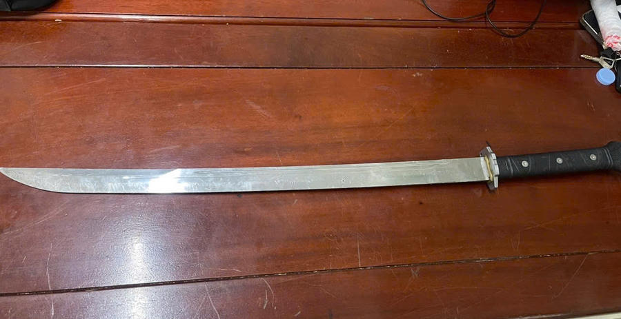 Vũ khí (kiếm) đối tượng sử dụng để chống trả lại lực lượng chức năng