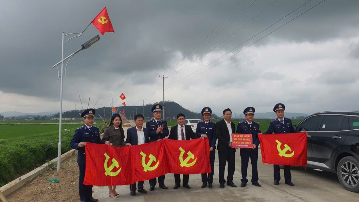 Đoàn đặc nhiệm phòng chống ma tuý số 2 tuyên truyền pháp luật, tặng quà tại Nghệ An