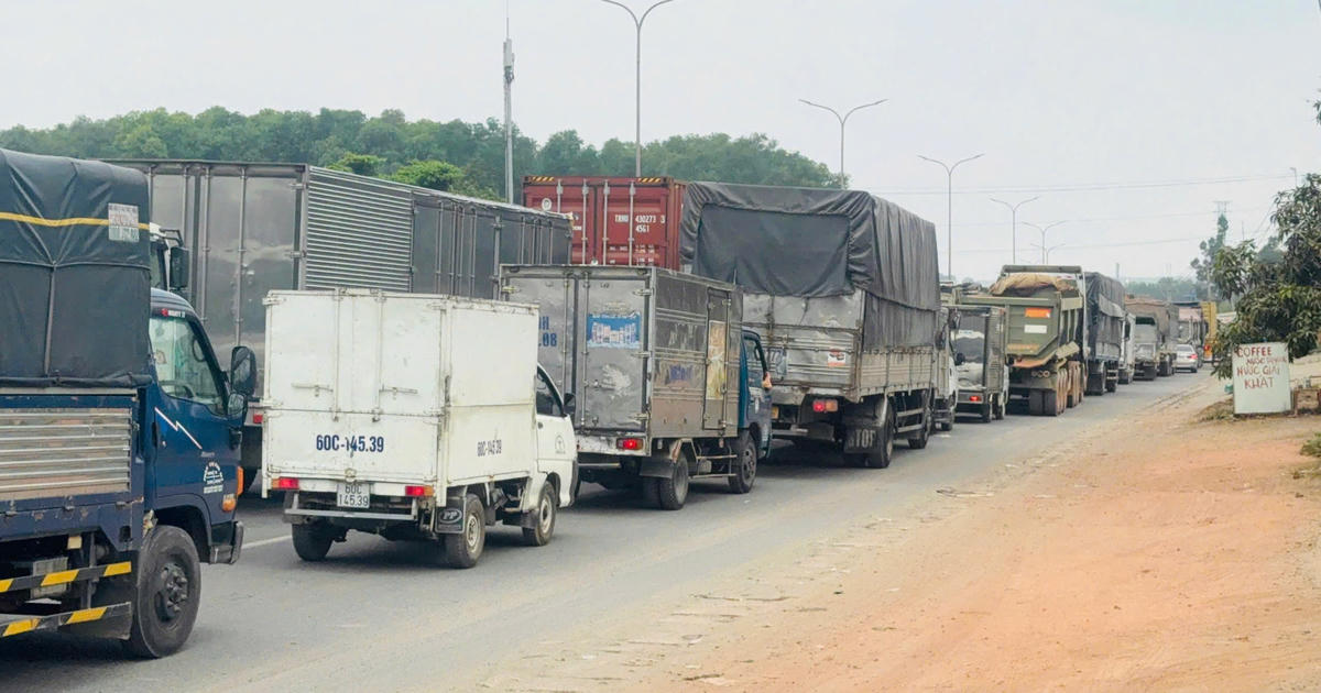 Ùn tắc giao thông kéo dài trên QL51