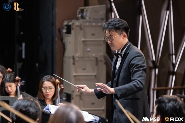 Ảnh: Nhạc trưởng Trần Nhật Minh mang đến một tinh thần mới mẻ, trẻ trung và cởi mở cho hòa nhạc năm mới