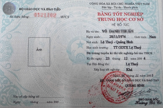 Bằng tốt nghiệp THCS cho thấy ông T. tham gia kỳ thi tháng 12/2004 Bằng tốt nghiệp THCS cho thấy ông T. tham gia kỳ thi tháng 12/2004