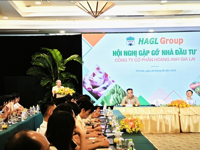 Ông Đoàn Nguyên Đức chia sẻ với cổ đông tại Hội nghị hôm 20/8