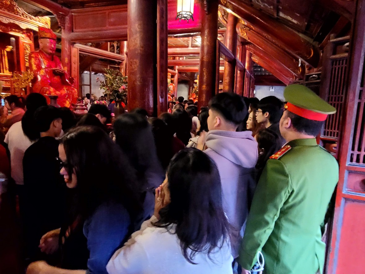 Biển người tới du xuân, xin chữ tại Văn Miếu chiều mùng 2 tết