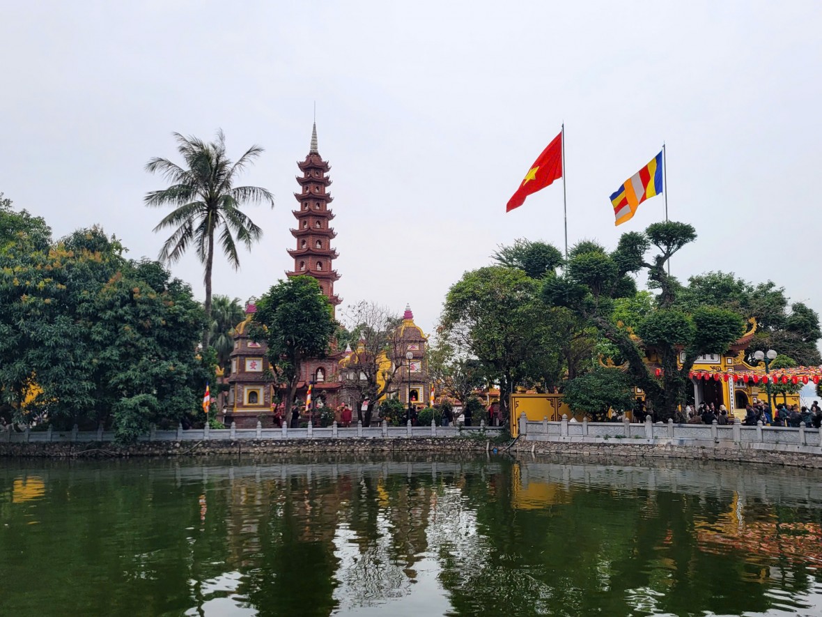 Dòng người thành kính lễ chùa Trấn Quốc mùng 2 Tết cầu bình an, may mắn Dòng người thành kính lễ chùa Trấn Quốc mùng 2 Tết cầu bình an, may mắn