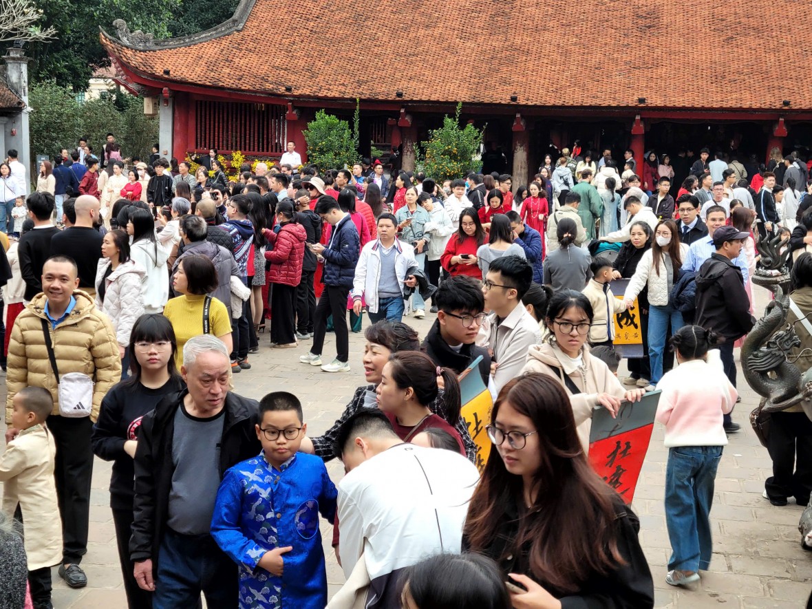 Biển người tới du xuân, xin chữ tại Văn Miếu chiều mùng 2 tết