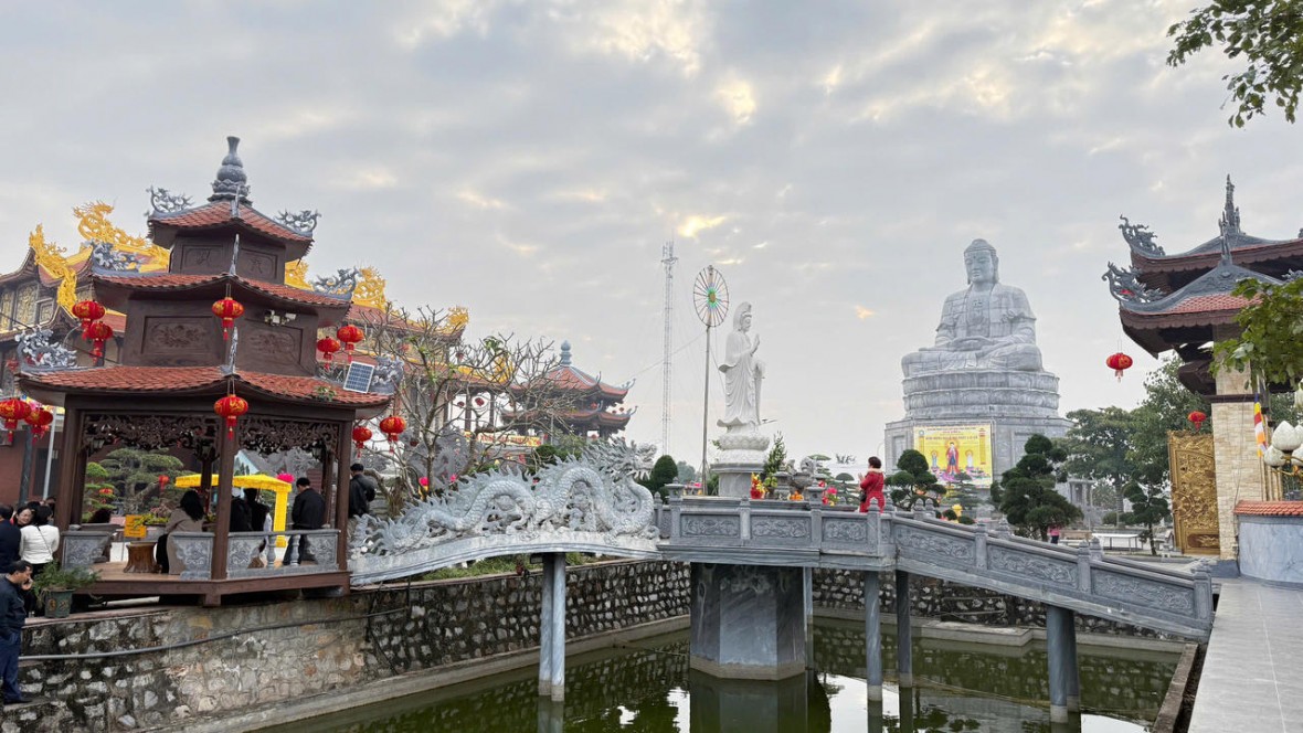 Du xuân miễn cổ tự có chiếc dép khổng lồ bằng đá của Đức Thánh Minh Không