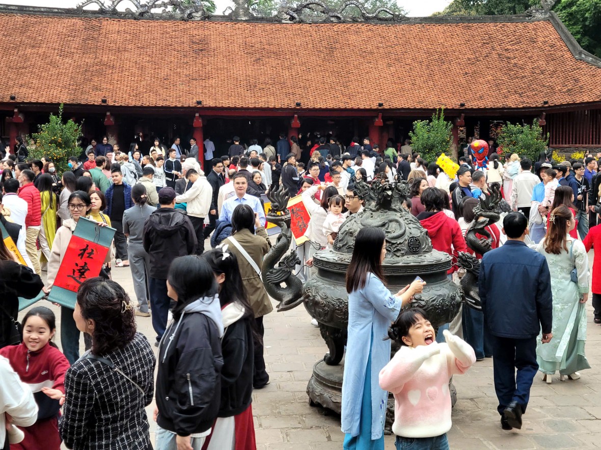 Biển người tới du xuân, xin chữ tại Văn Miếu chiều mùng 2 tết