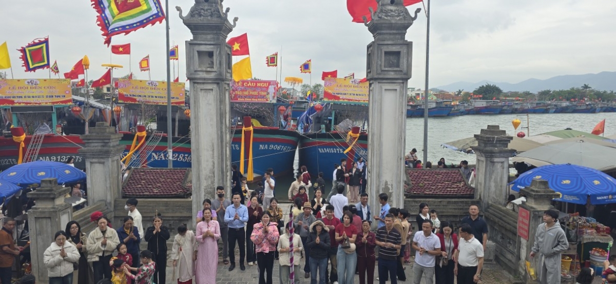 Người dân nườm nượp về Đền Cờn cầu bình an ngày mồng 1 Tết Bính Ngọ