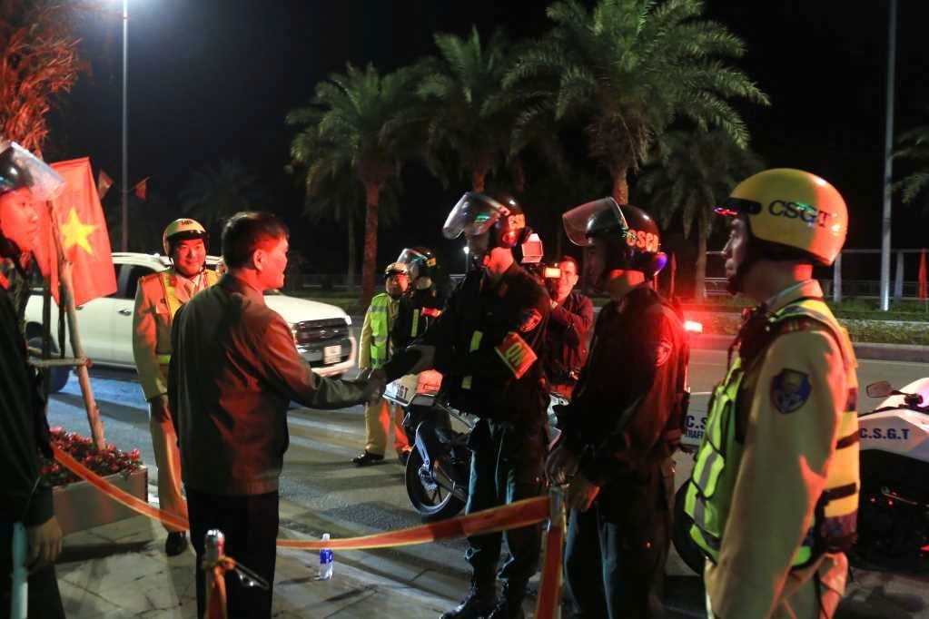 Quảng Ninh: Lãnh đạo tỉnh động viên CSGT, công nhân môi trường trong đêm Giao thừa