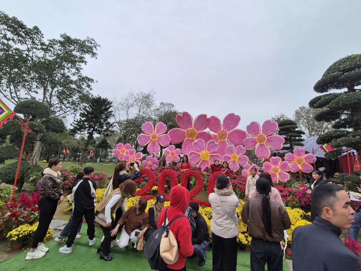 Phú Thọ: Bất chấp mưa nhỏ, Đền Mẫu Âu Cơ ken đặc người ngày mùng 4 Tết xuân Bính Ngọ