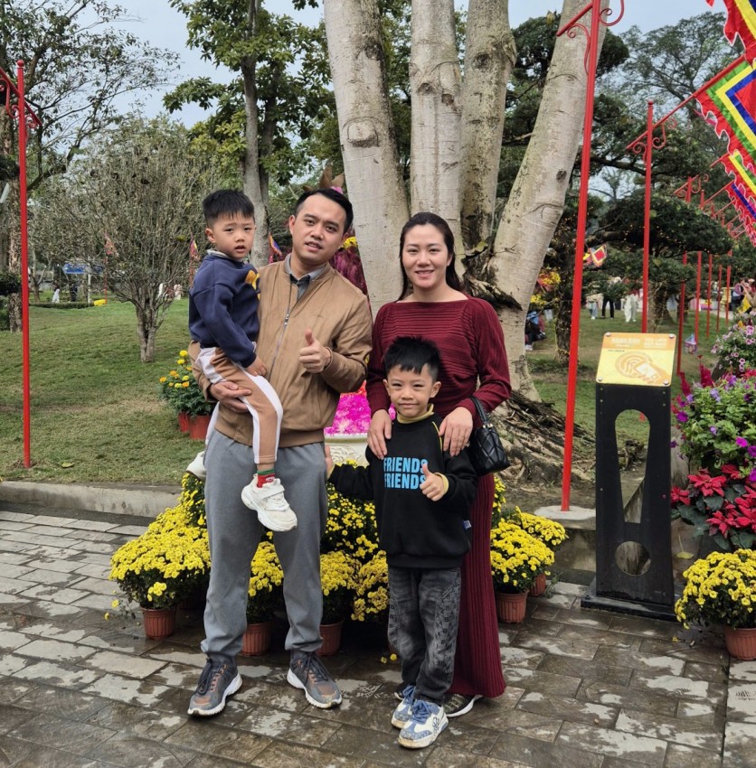 Gia đình chị Linh từ Hà Nội về thắp hương lễ Mẫu mong một năm mới sức khoẻ, bình an, nhiều tài lộc.