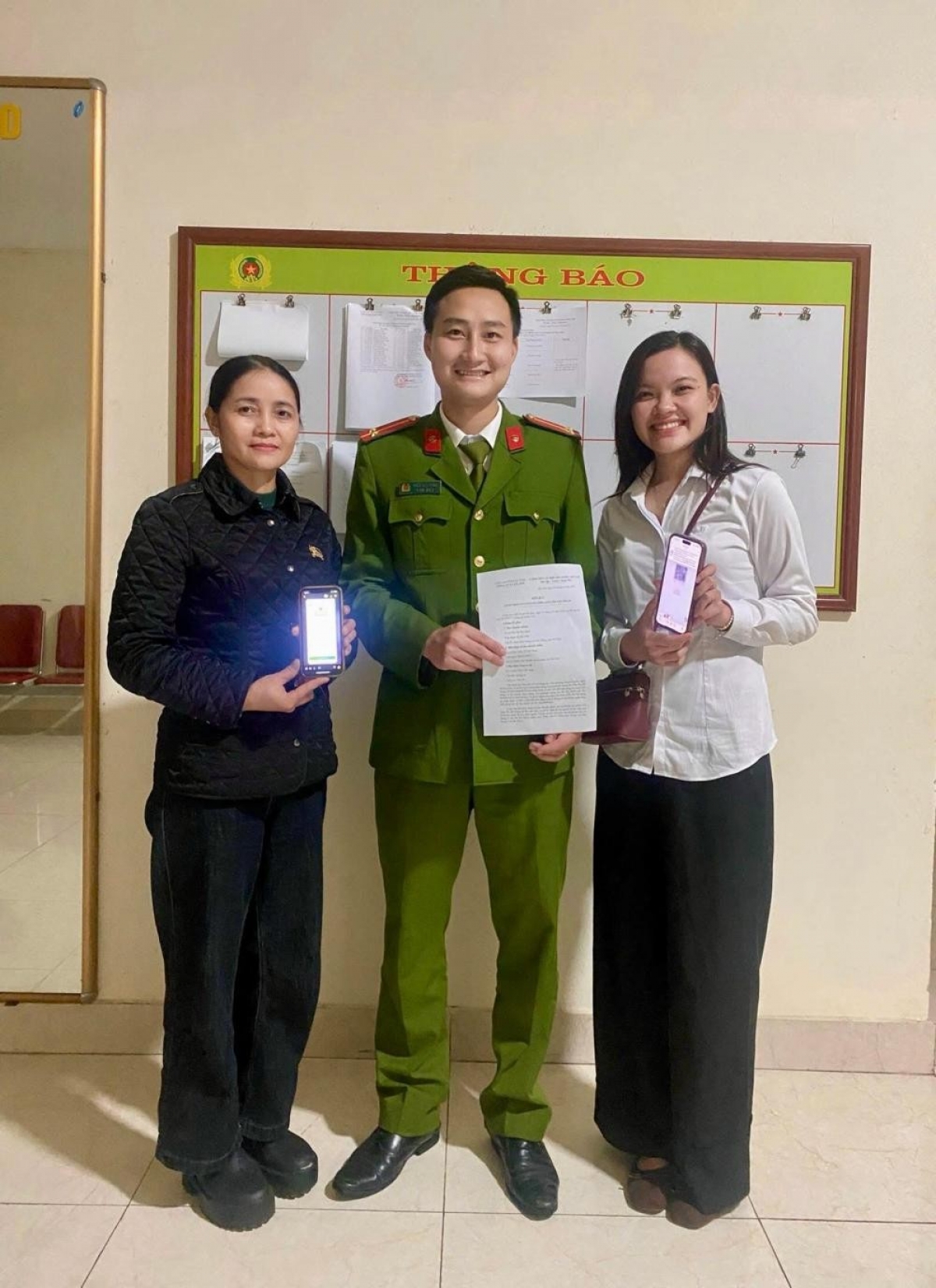 Nhận 1,3 tỷ đồng chuyển nhầm vào tài khoản, người dân được Công an xã hỗ trợ hoàn trả