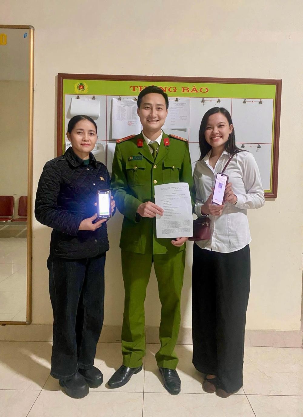 Công an xã Kỳ Anh hỗ trợ người dân hoàn trả số tiền lớn chuyển khoản nhầm.