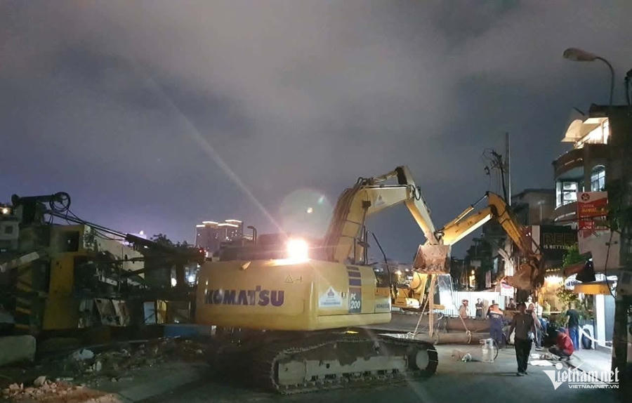 Xe múc hạng nặng được huy động đến để khắc phục sự cố. Giao thông trên tuyến đường Bùi Hữu Nghĩa vẫn bị phong tỏa.