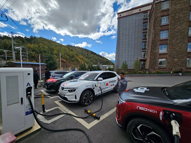 VinFast VF 8 chinh phục núi cao 4.666 mét, vượt qua mưa tuyết trên hành trình đến Tây Tạng - Ảnh 2