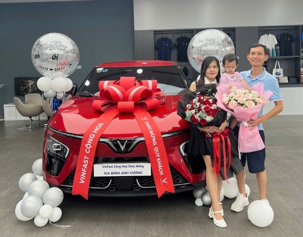 Chủ xe VinFast VF 7 hài lòng với loạt trang bị vượt phân khúc - Ảnh 1