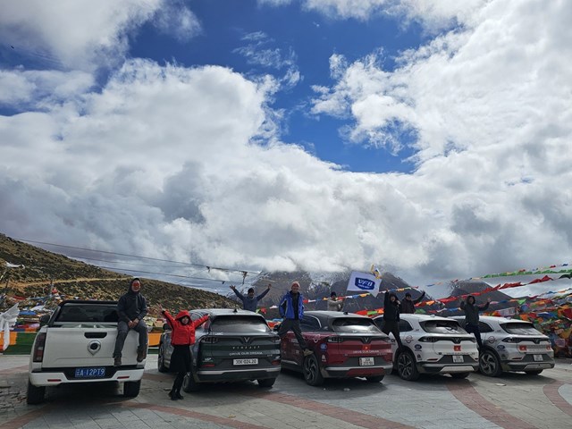 VinFast VF 8 chinh phục núi cao 4.666 mét, vượt qua mưa tuyết trên hành trình đến Tây Tạng - Ảnh 10