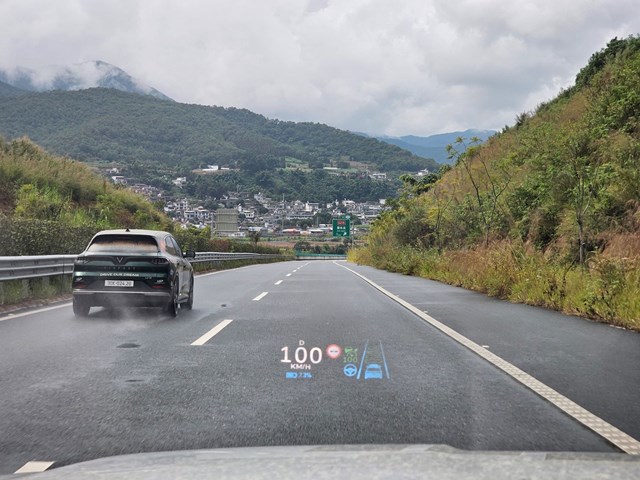 VinFast VF 8 chinh phục núi cao 4.666 mét, vượt qua mưa tuyết trên hành trình đến Tây Tạng - Ảnh 1