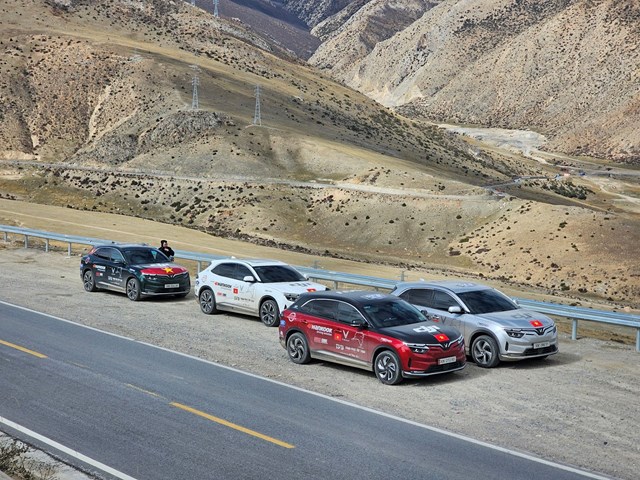 VinFast VF 8 chinh phục núi cao 4.666 mét, vượt qua mưa tuyết trên hành trình đến Tây Tạng - Ảnh 9