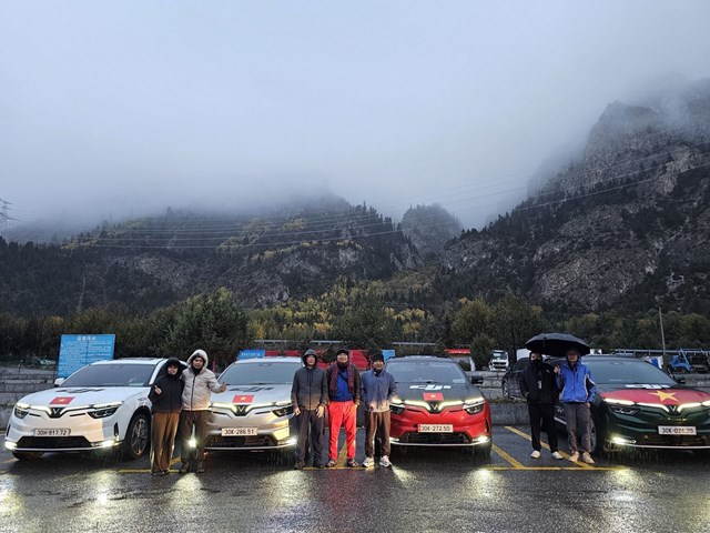 VinFast VF 8 chinh phục núi cao 4.666 mét, vượt qua mưa tuyết trên hành trình đến Tây Tạng - Ảnh 11