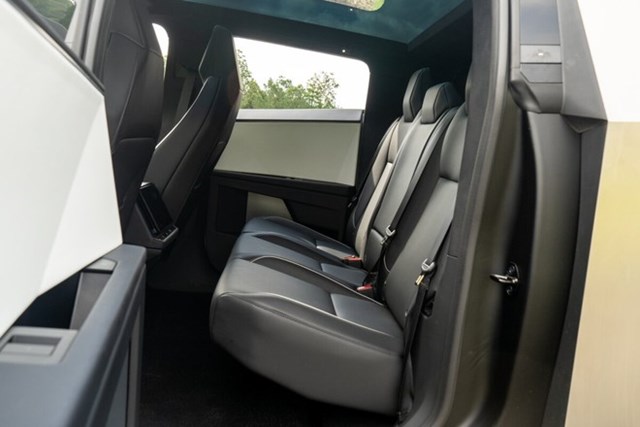 Bắt trọn Tesla Cybertruck đầu tiên lăn bánh trên đường phố Việt Nam: Lập tức gây tranh cãi về thiết kế, nhưng biển số là thứ đáng quan tâm - Ảnh 8