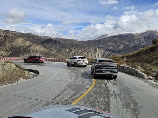 VinFast VF 8 chinh phục núi cao 4.666 mét, vượt qua mưa tuyết trên hành trình đến Tây Tạng - Ảnh 5