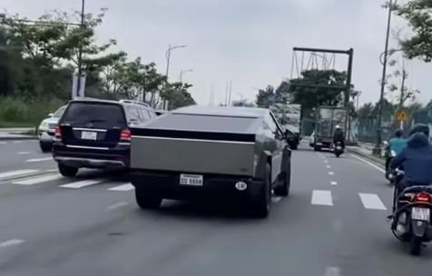 Bắt trọn Tesla Cybertruck đầu tiên lăn bánh trên đường phố Việt Nam: Lập tức gây tranh cãi về thiết kế, nhưng biển số là thứ đáng quan tâm - Ảnh 1