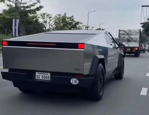 Bắt trọn Tesla Cybertruck đầu tiên lăn bánh trên đường phố Việt Nam: Lập tức gây tranh cãi về thiết kế, nhưng biển số là thứ đáng quan tâm - Ảnh 2