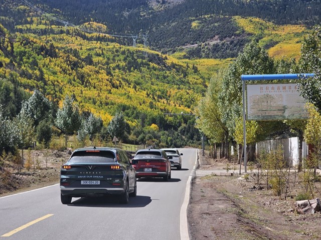 VinFast VF 8 chinh phục núi cao 4.666 mét, vượt qua mưa tuyết trên hành trình đến Tây Tạng - Ảnh 8