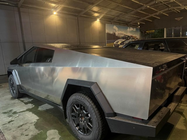 Chiếc Cybertruck về Việt Nam l&agrave; bản 