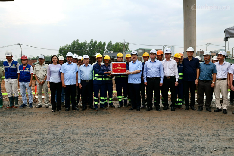 Phó Thủ tướng Thường trực Chính phủ Phạm Gia Túc tặng quà công nhân tại công trường thi công nút giao Tân Vạn - Ảnh: chinhphu.vn/Phương Nguyên
