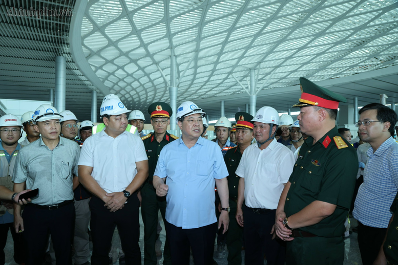 Phó Thủ tướng Thường trực Chính phủ Phạm Gia Túc kiểm tra nhà ga hành khách sân bay Long Thành - Ảnh: chinhphu.vn/Phương Nguyên