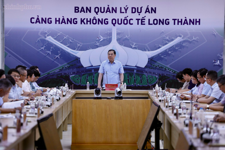 Phó Thủ tướng Thường trực Chính phủ Phạm Gia Túc làm việc về tiến độ các dự án thành phần của Cảng hàng không quốc tế Long Thành. - Ảnh: chinhphu.vn/Phương Nguyên