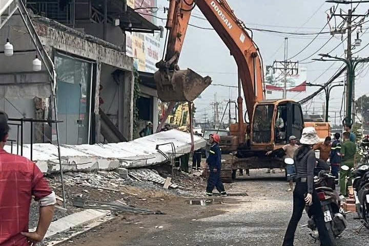 Sập ô văng bê tông khi sửa nhà- một người tử vong