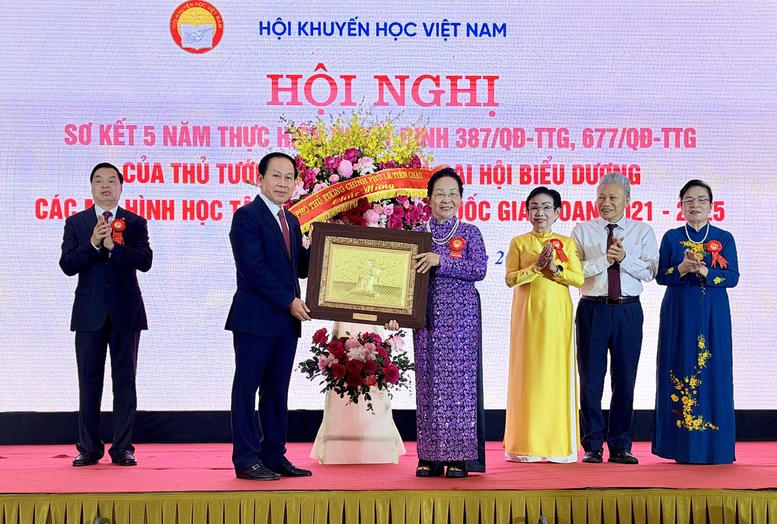 Phó Thủ tướng Lê Tiến Châu tặng hoa và quà Hội Khuyến học Việt Nam - Ảnh: chinhphu.vn/Thu Sa